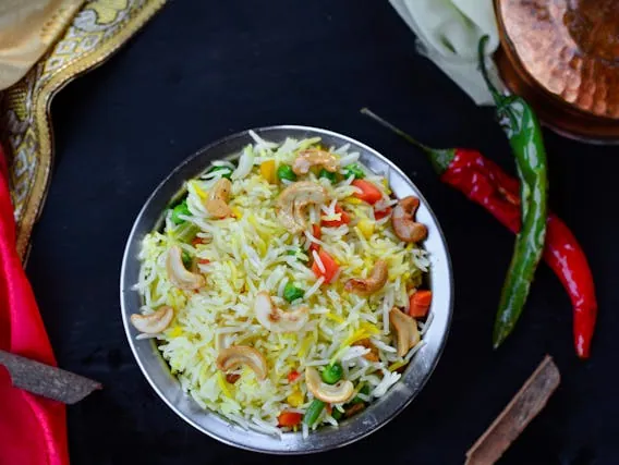 Riso basmati con anacardi e menta, un piatto vegetariano ayurvedico sano, vegano, nutriente e rinfrescante.